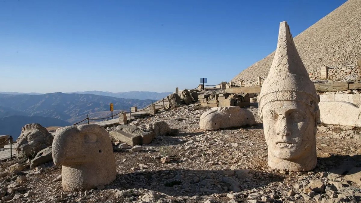 Japon Turistlerin Favorisi: Nemrut Dağı’nı Keşfetmenin Tam Zamanı