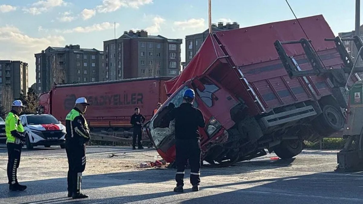 Bayrampaşa’da kamyonet ile otomobil çarpıştı: 7 kişi yaralandı