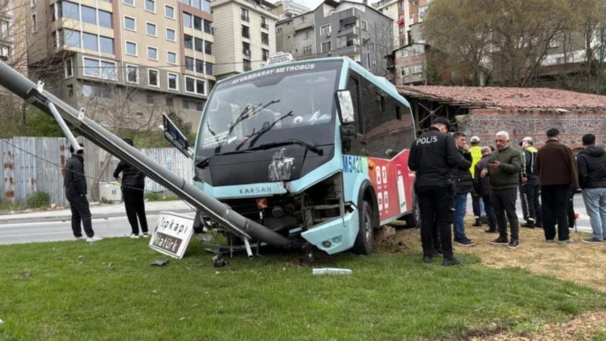 Beyoğlu'nda Dolmuş Bariyerlere Çarptı: 5 Yaralı
