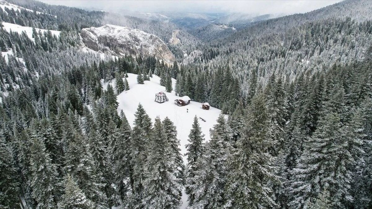Ilgaz Dağı Baharda Kar Yağışıyla Beyaza Büründü, Doğaseverlerden Büyük İlgi Görüyor