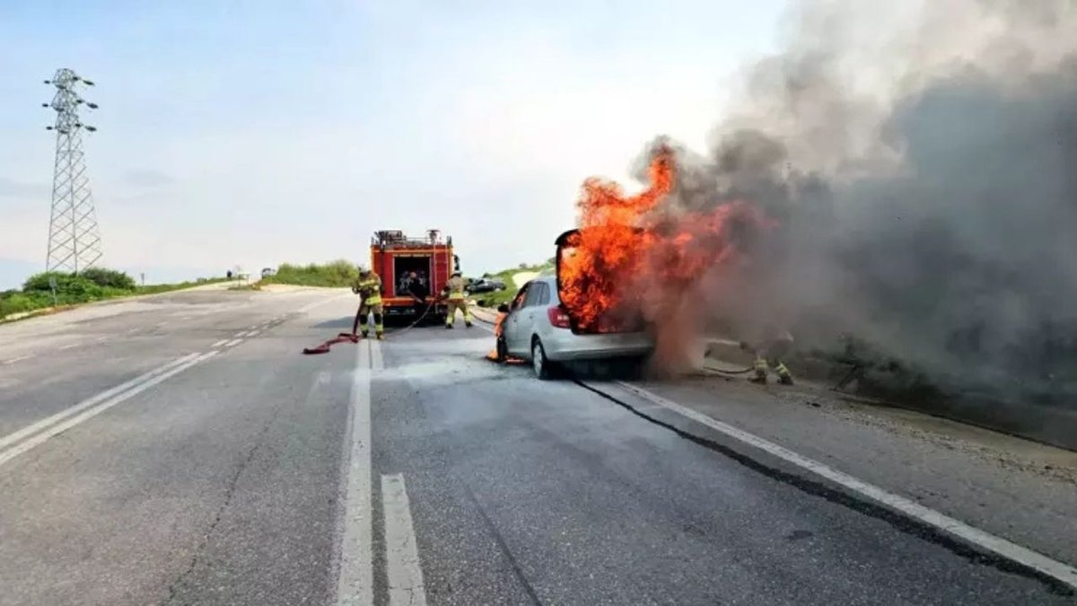 Edirne'de Yanan Romanya Plakalı Otomobil Kullanılamaz Hale Geldi