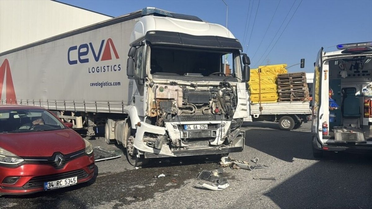 Kocaeli’de İşçi Servisi ile Tır Çarpıştı: 8 Yaralı