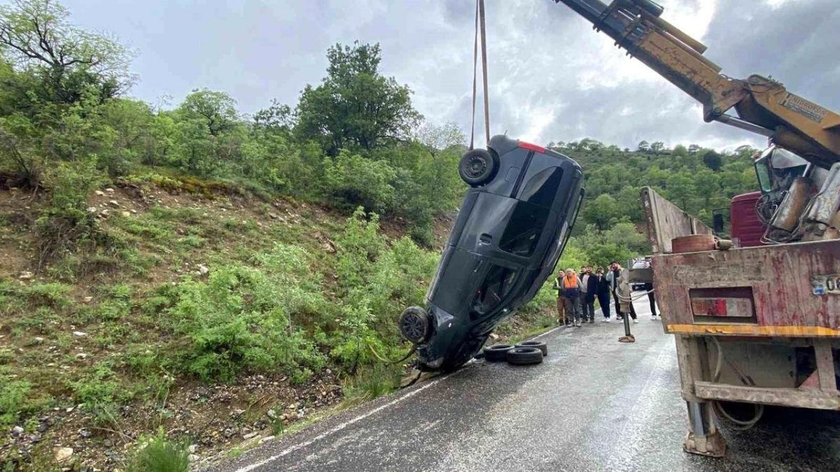 Kemaliye’de Sağanak Yağış Trafik Kazasına Yol Açtı