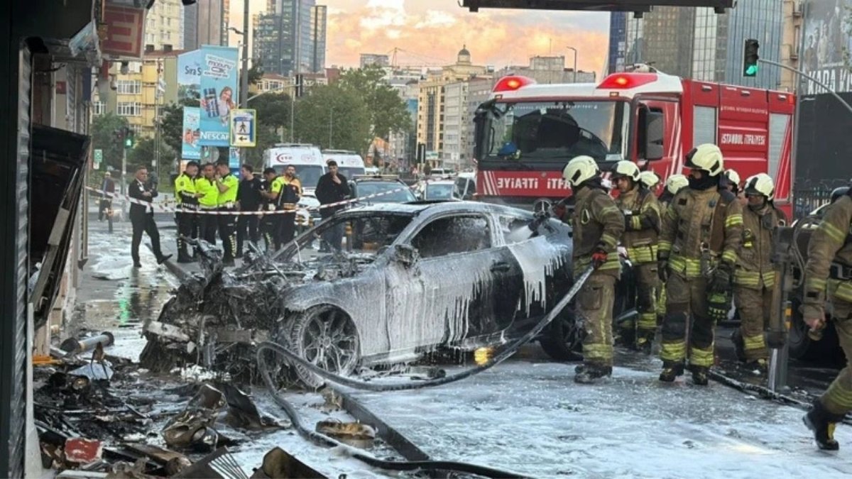 Şişli’de Otomobil İş Yerine Girdi, Yangın Çıktı: 2 Yaralı