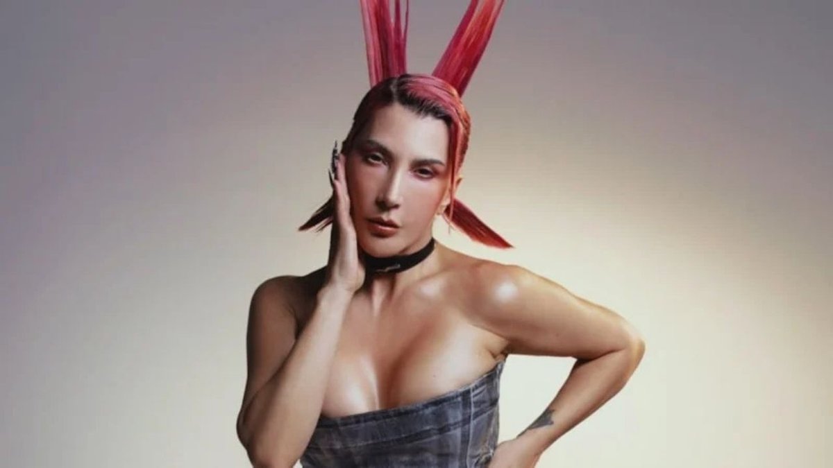 Hande Yener’in Yeni Tarzı Sosyal Medyada Tepki Çekti: Sarı Saç ve Kırmızı Korseli Kombin Tartışma Yarattı