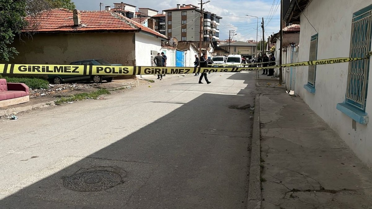 Konya’da Sokak Ortasında Silahlı Saldırı: 1 Genç Ağır Yaralandı