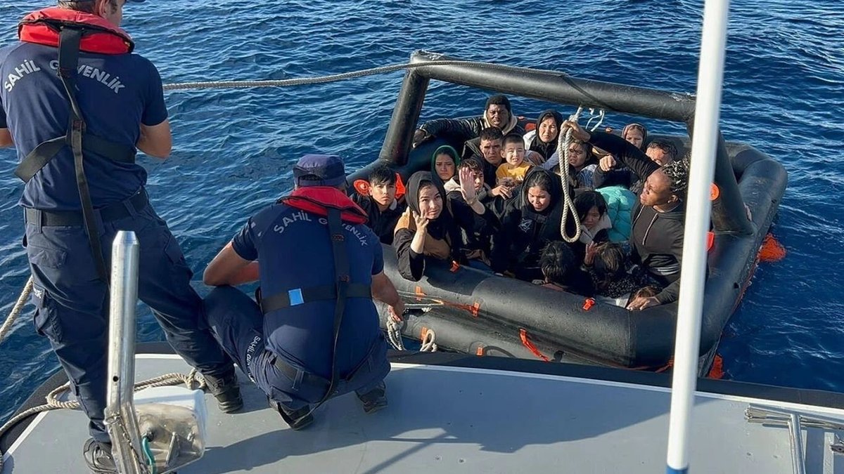 İzmir’de Göçmen Operasyonu! Sahil Güvenlik 30 Düzensiz Göçmeni Yakaladı