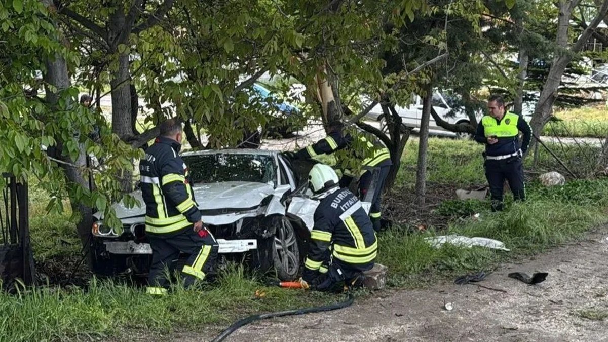 Burdur’da Feci Kaza! Kontrolden Çıkan Otomobil Ağaca Çarptı