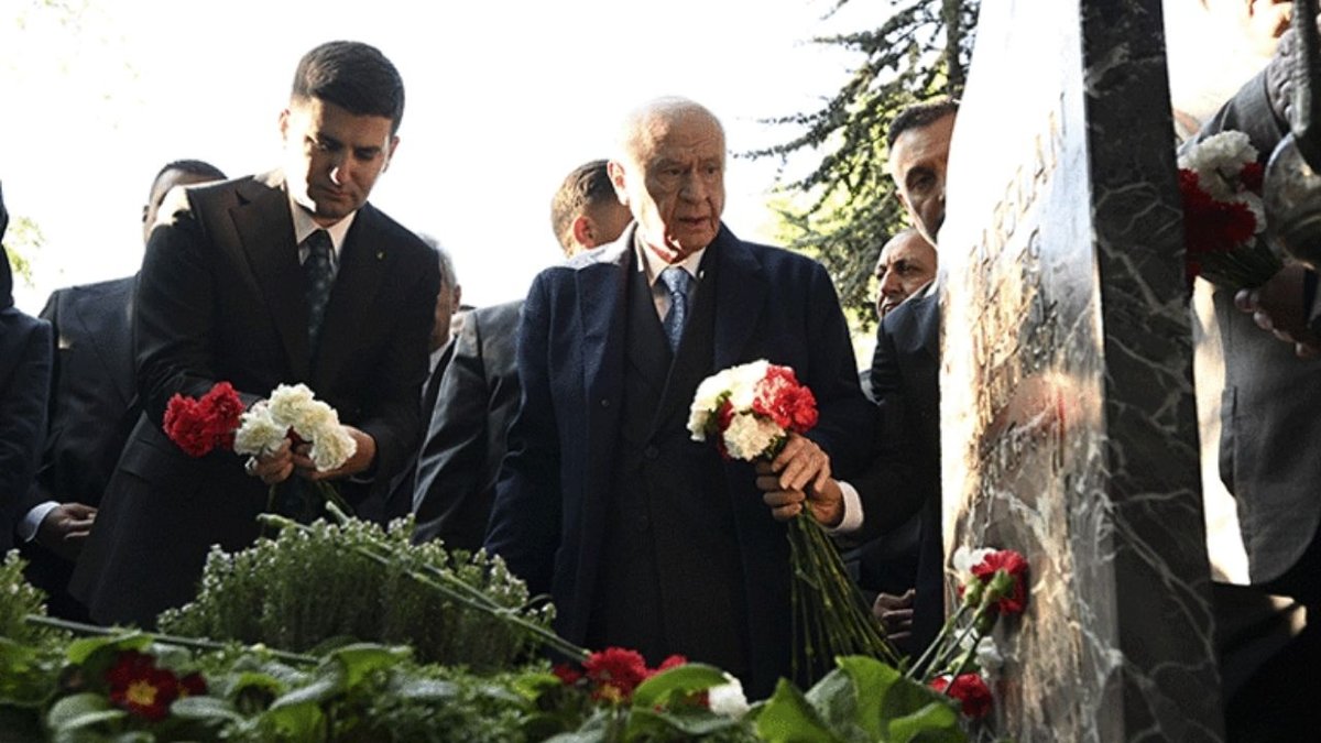 Devlet Bahçeli’den Bayram Sabahı Türkeş’e Anlamlı Ziyaret! Beştepe’de Duygusal Anlar