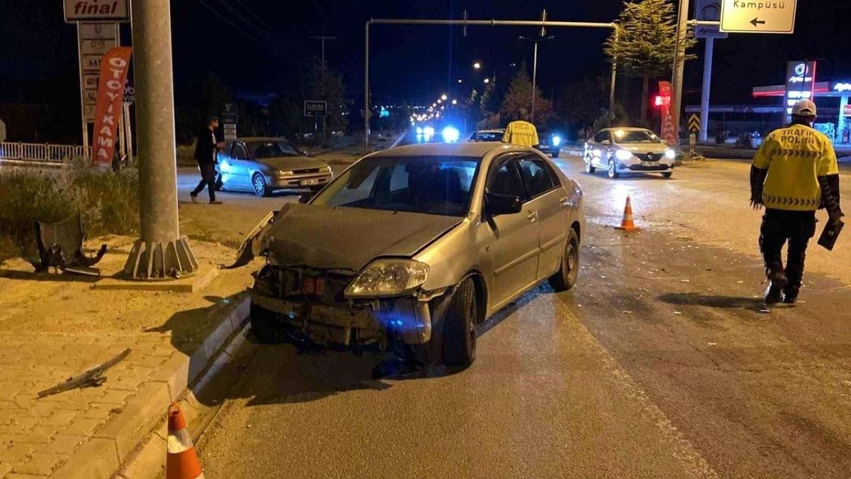 Elazığ’da İki Otomobil Çarpıştı: 1 Kişi Yaralandı