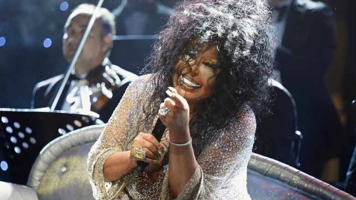 Bülent Ersoy’un Bodrum’daki Son Hali Viral Oldu: Bronzluğu Sosyal Medyayı Salladı