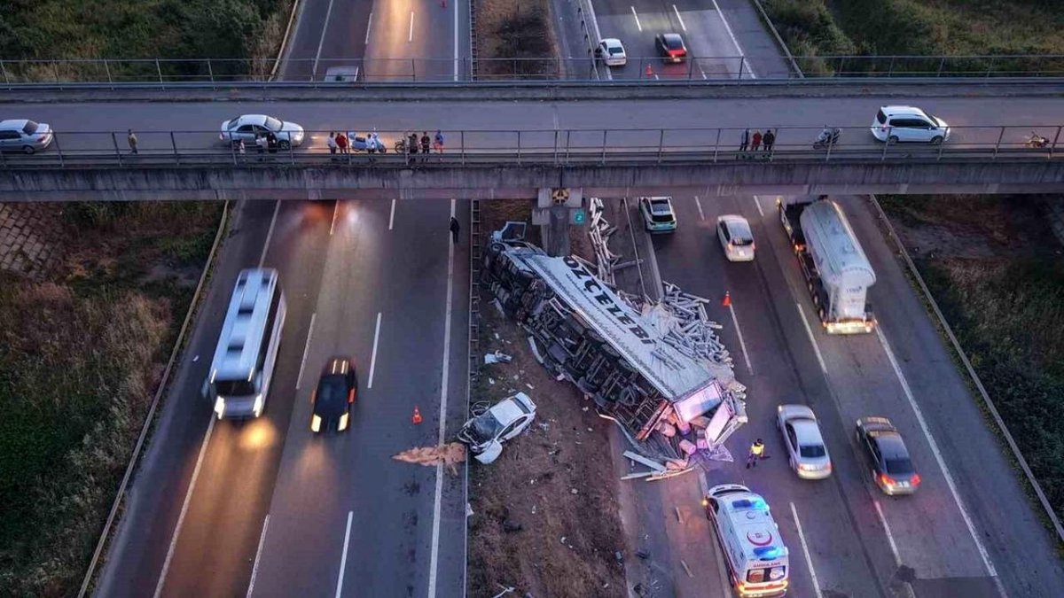 TEM Otoyolu’nda Halı Yüklü Tır ile Otomobil Çarpıştı: 6 Kişi Yaralandı, Trafik Kilitlendi