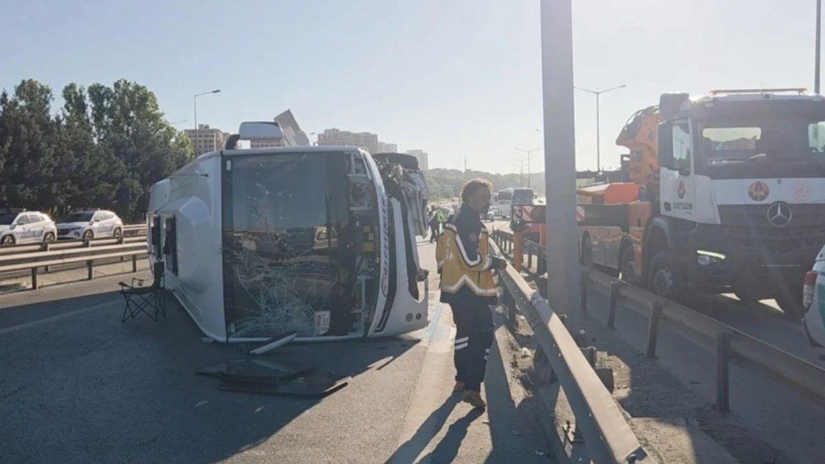 TEM Otoyolu’nda Korkunç Kaza: Bariyerlere Çarpan Midibüs Devrildi, 12 Kişi Yaralandı