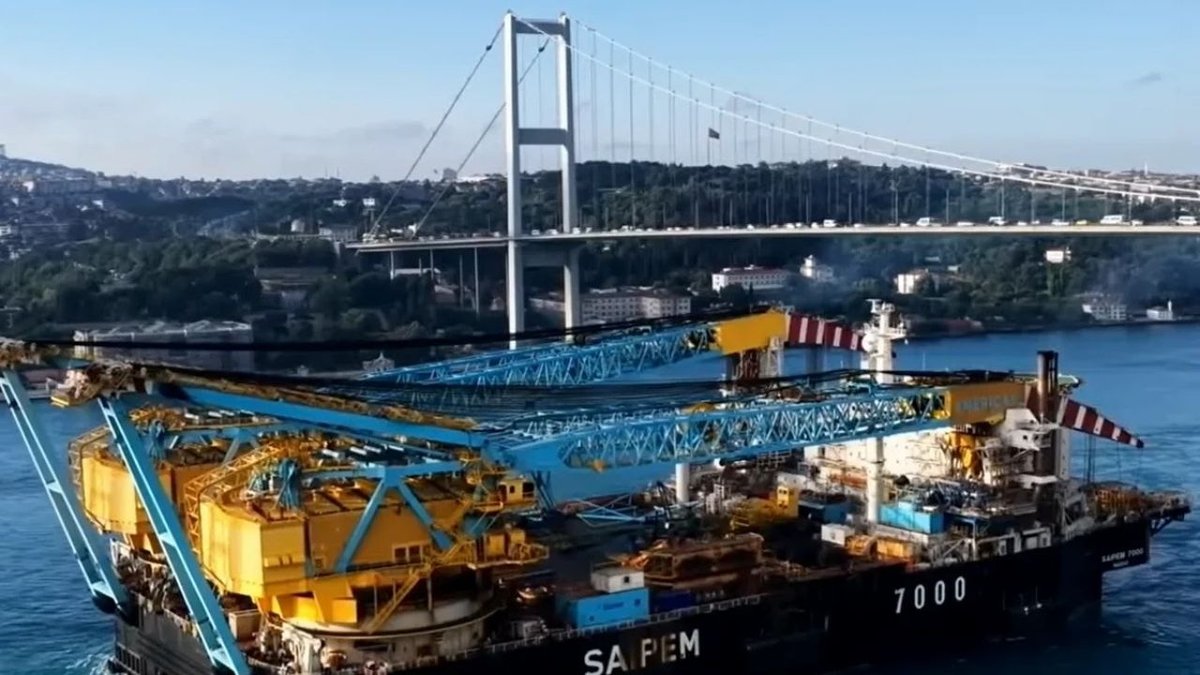 Dev Vinç Gemisi SAIPEM 7000 İstanbul Boğazı’ndan Geçti: Boğaz Trafiği Geçici Olarak Durduruldu