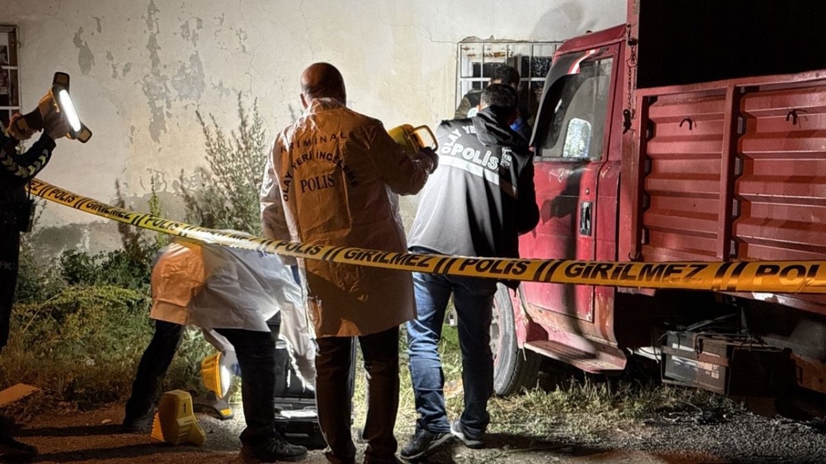 Erzurum’da korkunç olay: Park halindeki kamyonetin hareket etmesiyle duvar arasında sıkışan 5 yaşındaki çocuk hayatını kaybetti