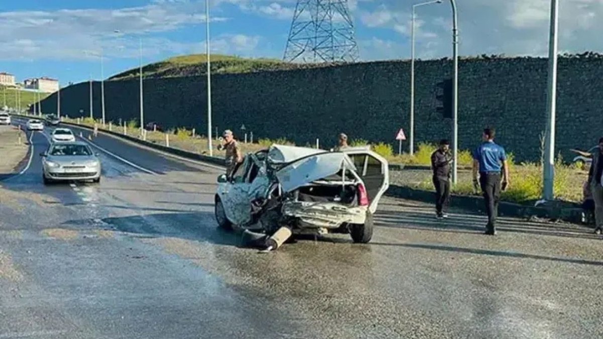Ağrı’da Facia Gibi Kaza! Freni Patlayan Kamyonet Araca Çarptı: 2 Yaralı