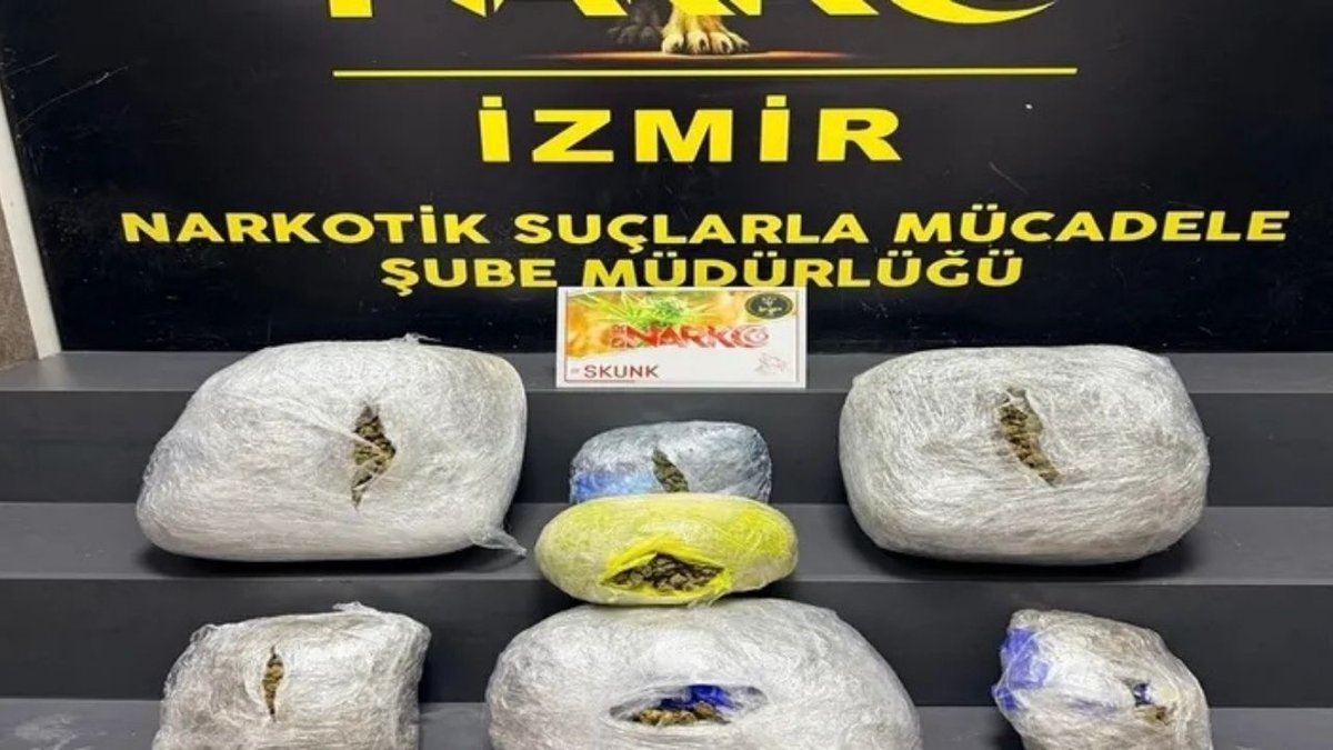İzmir’de Operasyon! Şüpheli Araçtan 15 Kilo Zehir Çıktı: 3 Tutuklama