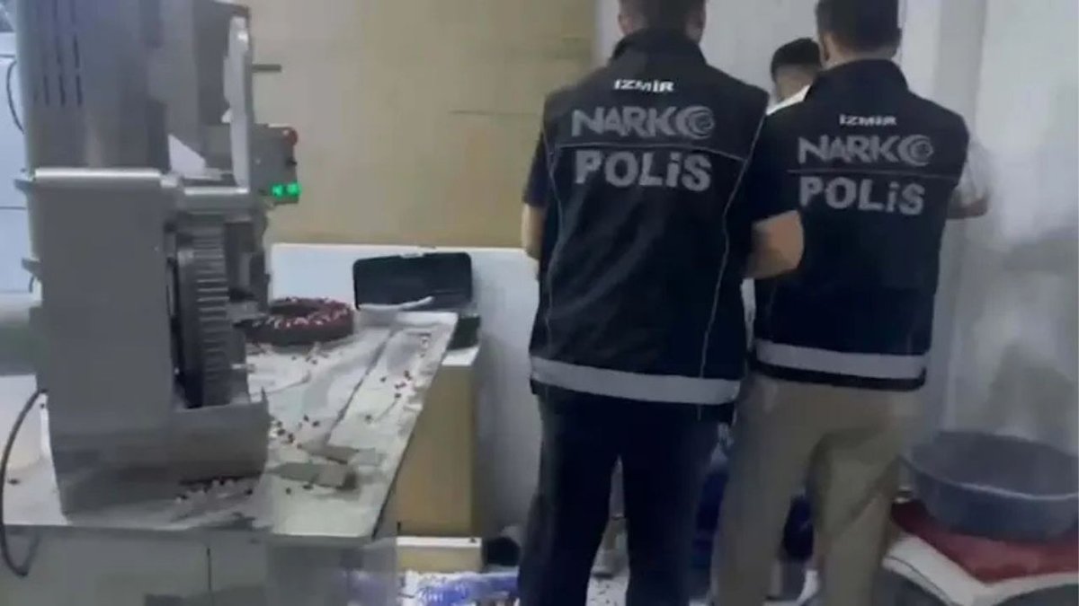 İzmirde Gizli Uyuşturucu İmalathanesi Çökertildi Binlerce Sentetik Hap Ele Geçirildi