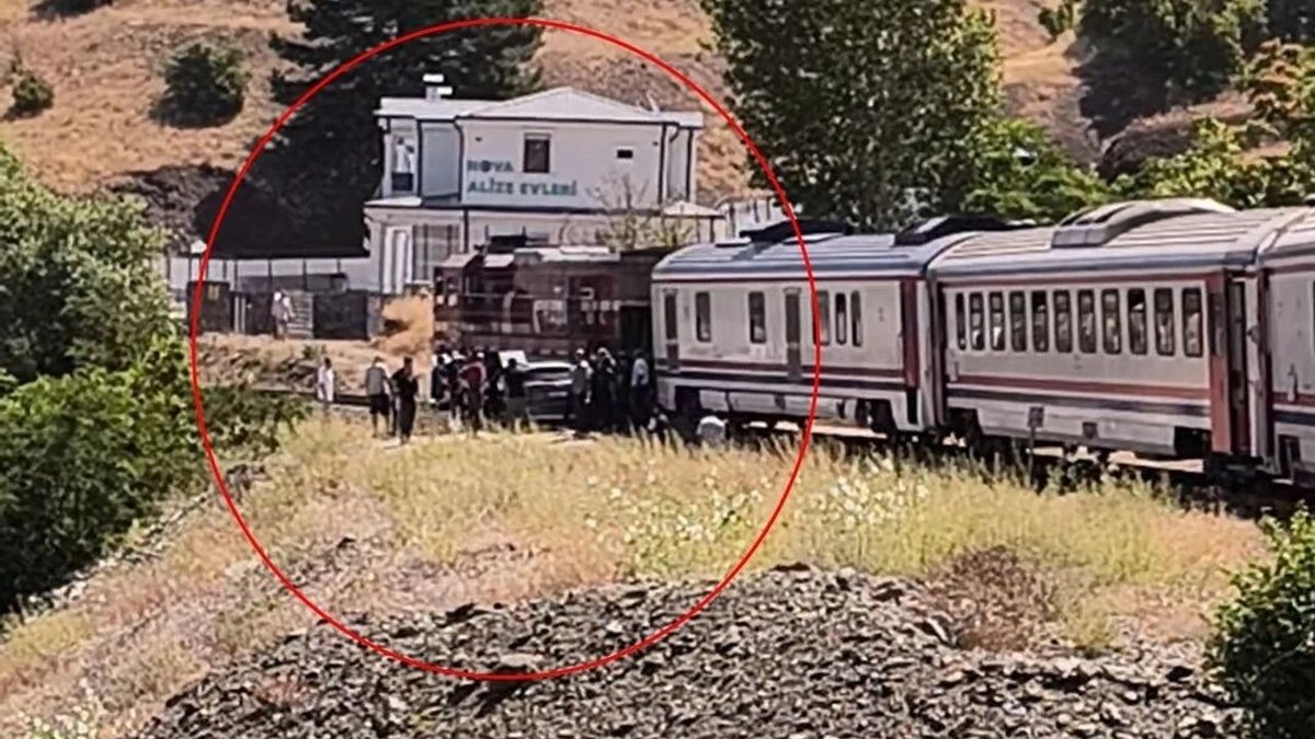 Elazığ’da Raylarda Korku Dolu Anlar Tren Otomobile Çarptı