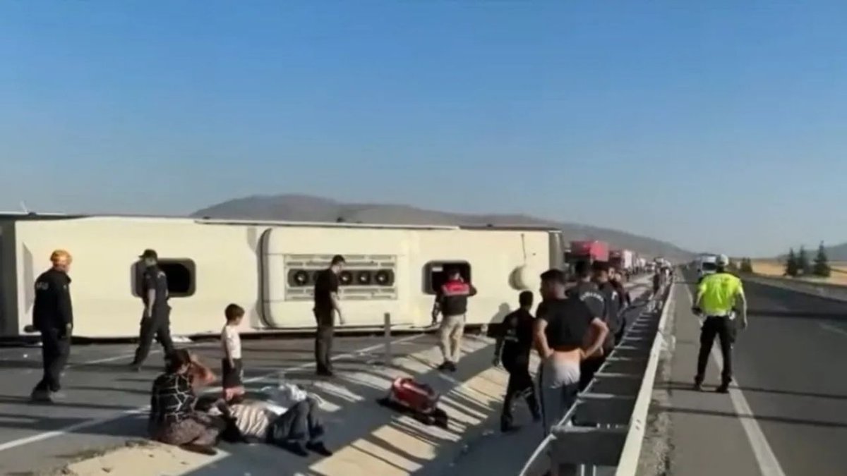 Kütahya’da Dehşet Anları Yolcu Otobüsü Devrildi Çok Sayıda Yaralı Var