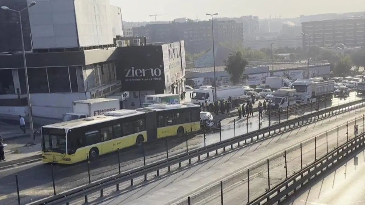 İstanbul’da feci trafik kazası: Otomobil İETT otobüsüne çarptı, 3 kişi hayatını kaybetti