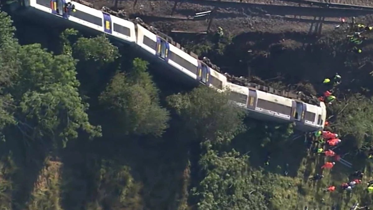 İngiltere’de Yolcu Treni Raydan Çıktı: 11 Kişi Yaralandı
