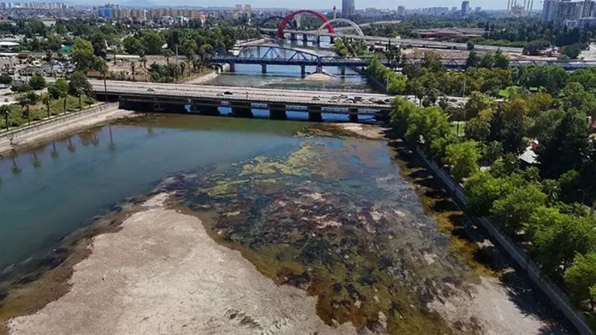 Seyhan Nehri’nde Sular Çekildi, Kirlilik Gün Yüzüne Çıktı