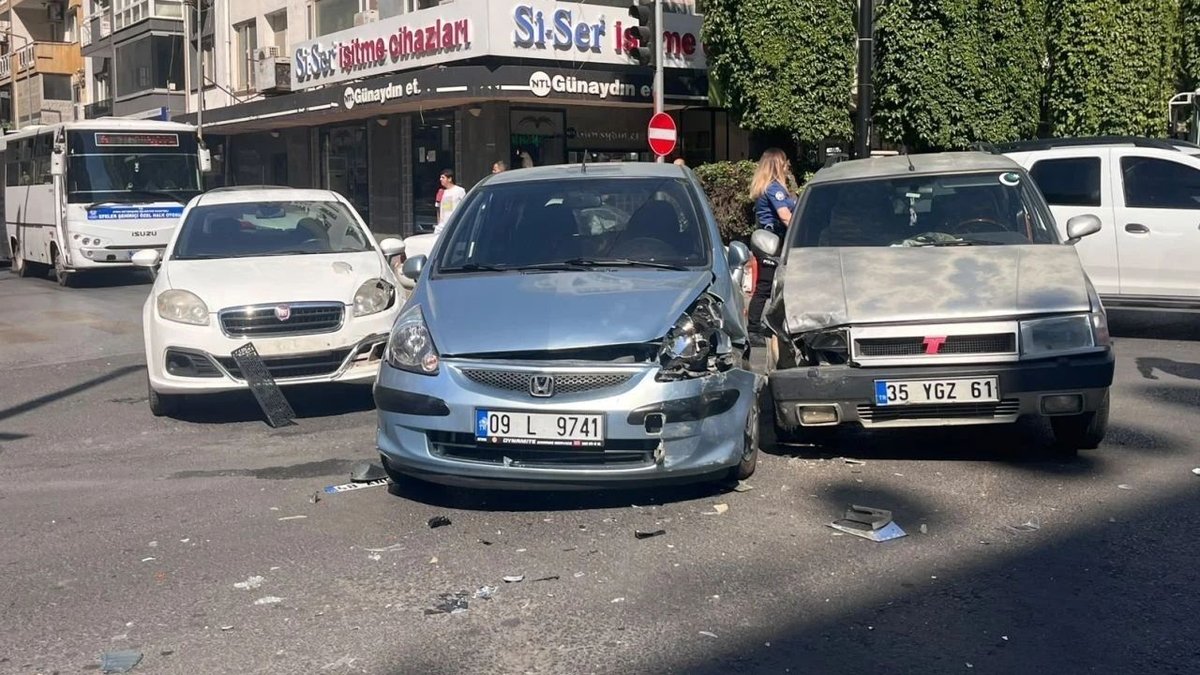 Aydın’da Zincirleme Kaza: Üç Araç Kavşakta Çarpıştı
