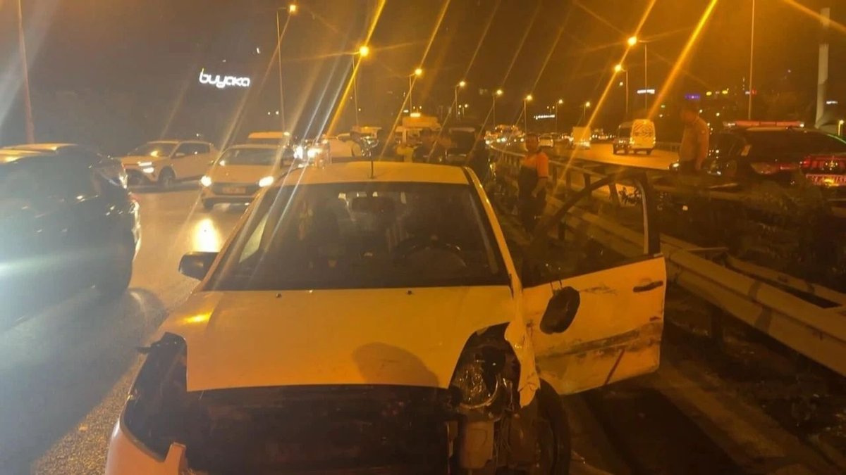 Ümraniye'de Gece Yarısı Zincirleme Kaza: 3 Kişi Yaralandı