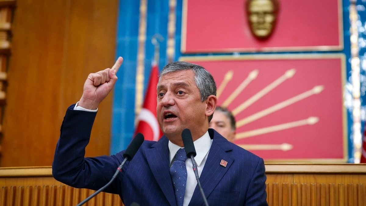 Özgür Özel’den Sert Mesaj: “Bırak Saraylara Mermer Olmayı, Toprak Ol Bağrında Güller Yetişsin”