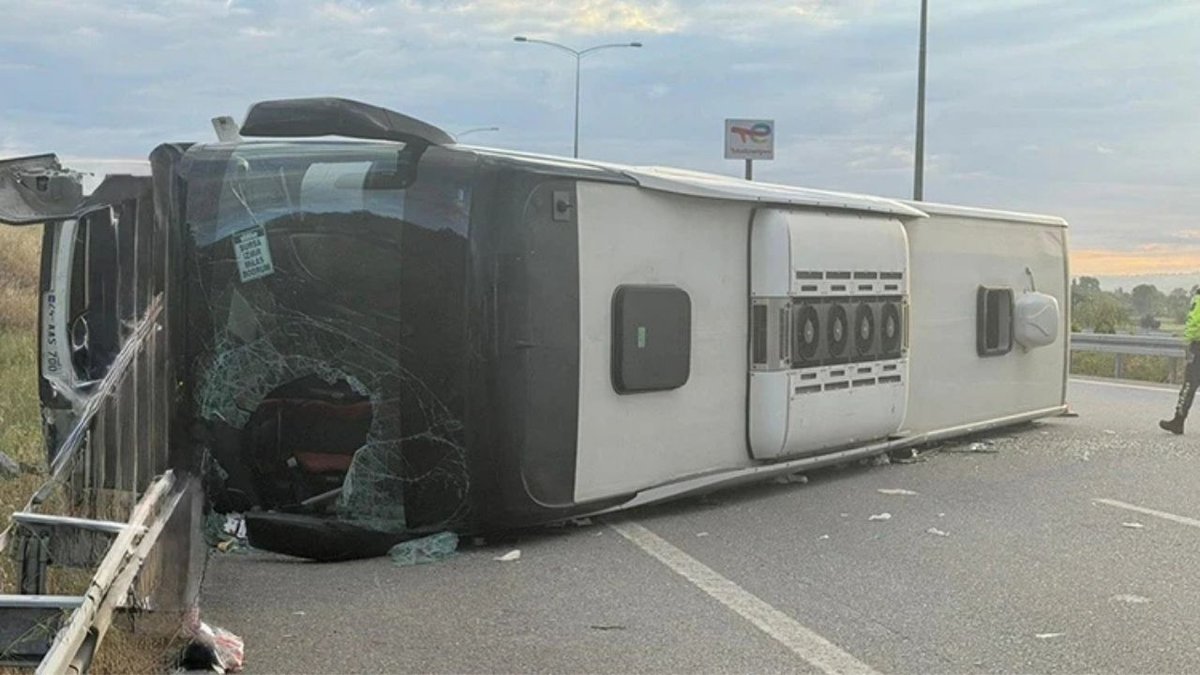 Balıkesir’de Yolcu Otobüsü Kontrolden Çıkıp Devrildi: 36 Yaralı