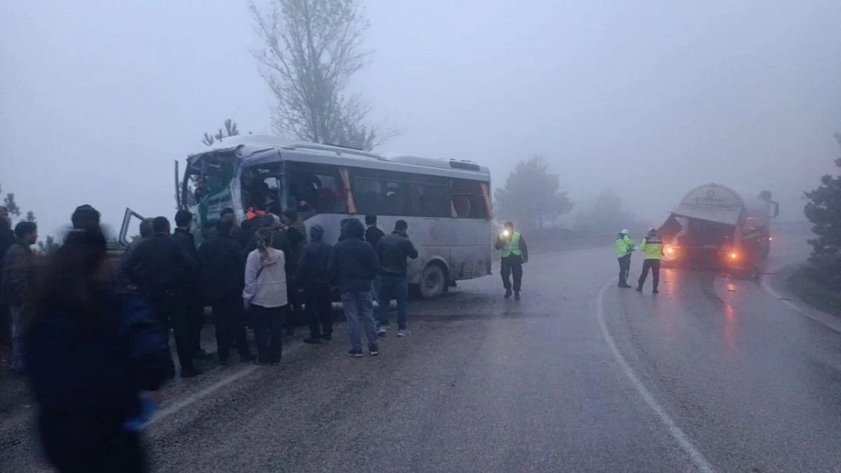 Bolu’da LNG Yüklü Tanker ile Yolcu Minibüsü Çarpıştı: 3 Kişi Ağır Yaralandı