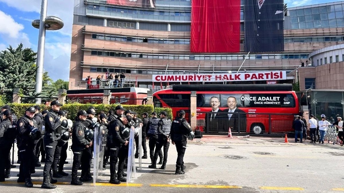 CHP Genel Merkezinde Hareketli Saatler: Kılıçdaroğlu Ekibi Binaya Girdi