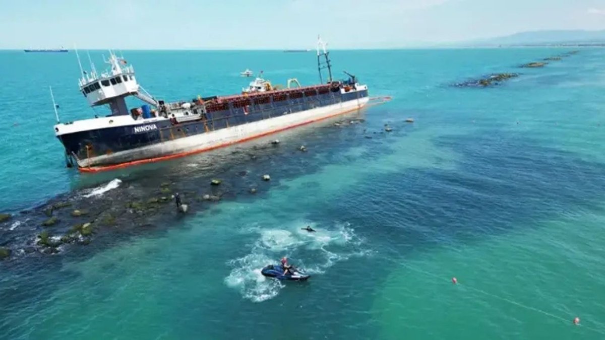 Sakarya Karasu’da Alarm! Karaya Oturan Gemi Nedeniyle Denize Girmek Yasaklandı