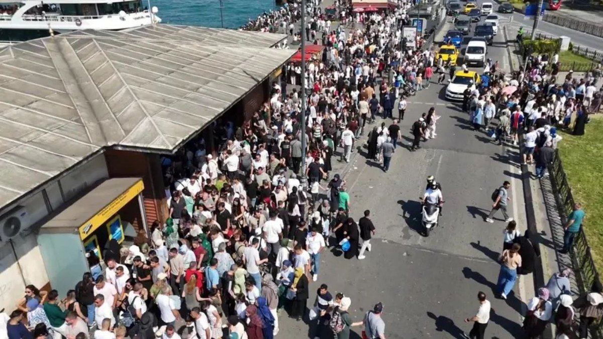 Eminönü Bayramda İnsanlarla Doldu Taştı: İskelede Adım Atacak Yer Kalmadı
