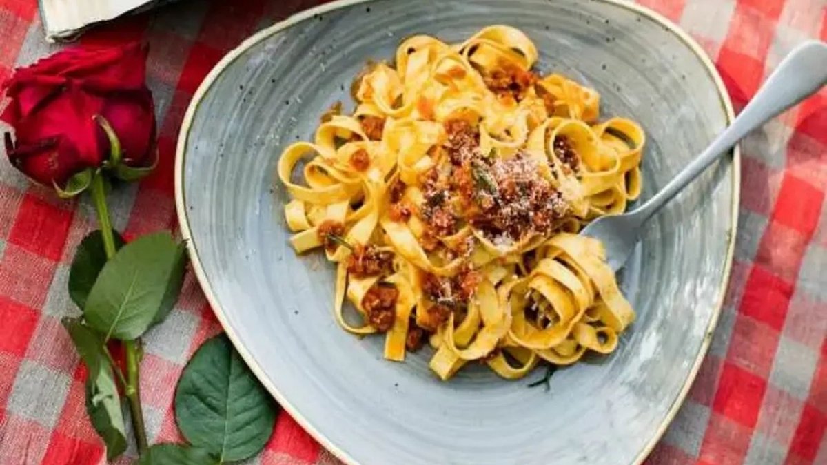 Evde İtalyan Lezzeti! Bolonez Soslu Fettuccine Tarifiyle Sofralar Şölene Dönüşüyor
