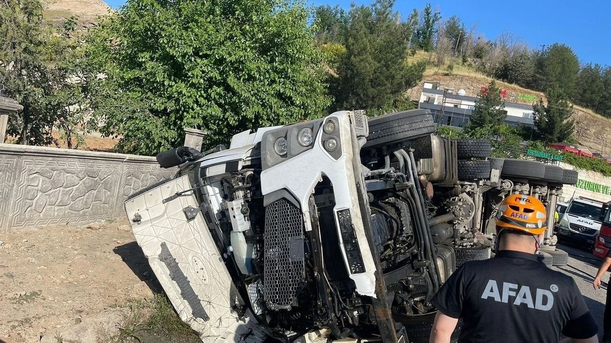Siirt’te Feci Kaza! Tır ile Otomobil Çarpıştı: 1’i Ağır 5 Yaralı