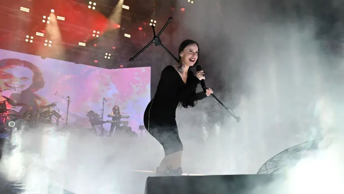 Şebnem Ferah 6 Yıl Sonra İzmir’de Sahneye Döndü: Biletleri Tükenen Konserde Ünlüler de Akın Etti