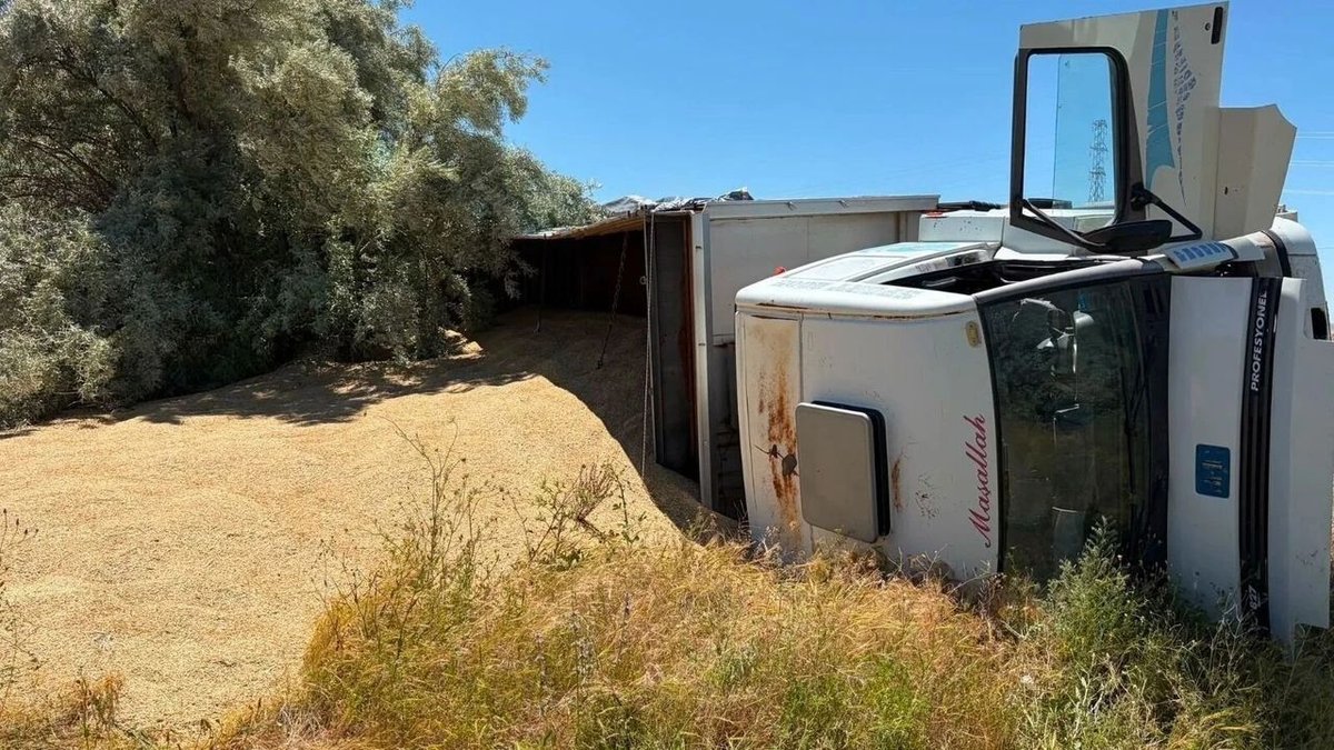 Nevşehir'de Arpa Yüklü Kamyon Devrildi