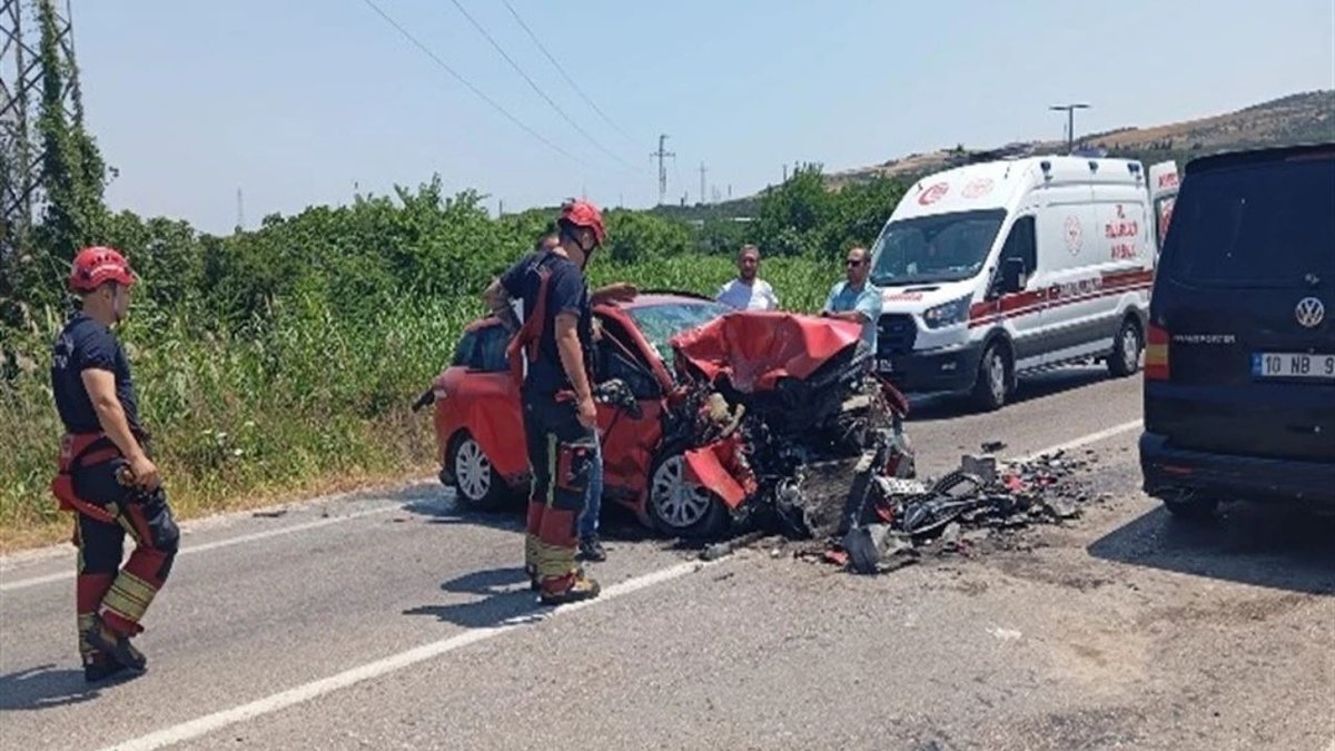 Erdek’te Kafa Kafaya Çarpışma Faciaya Dönüştü 1 Kişi Hayatını Kaybetti