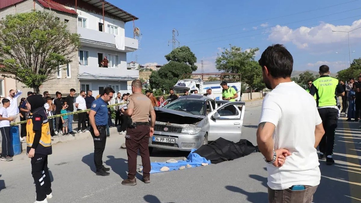 Van’da Park Halindeki Kamyona Çarpan Otomobilde Can Pazarı 1 Ölü 4 Yaralı