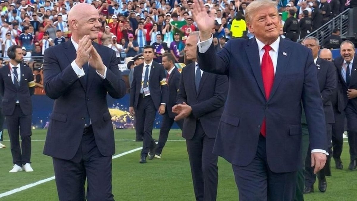 Trump’ın Kupa Törenindeki Zor Anları Tribünlerden Büyük Tepki Geldi