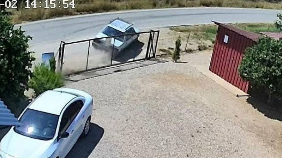 Adana’da korkutan kaza: Takla atan otomobildeki 3 çocuk yara almadan kurtuldu