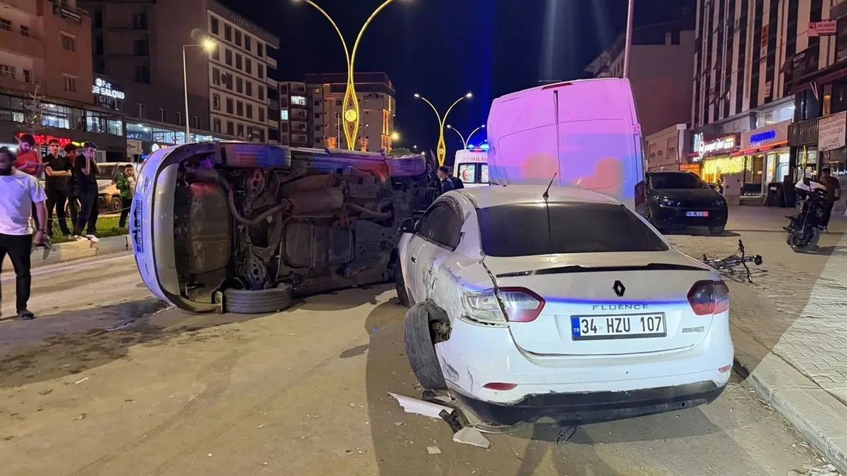 Yüksekova’da Otomobil Park Halindeki Araçlara Çarpıp Devrildi