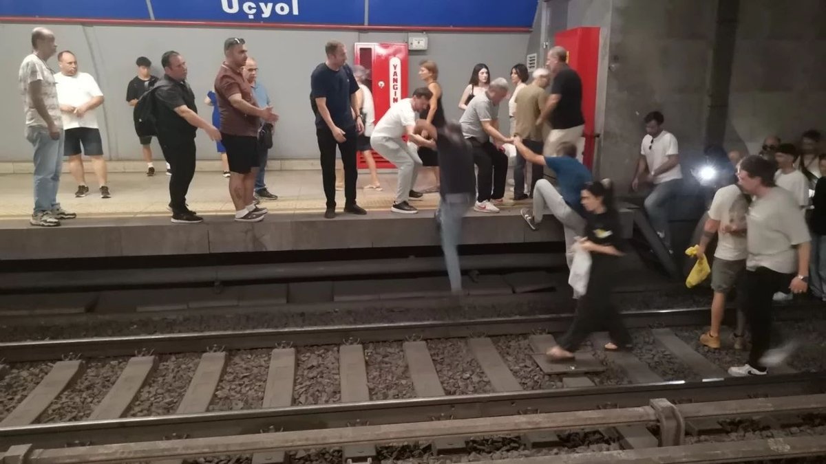 İzmir Metro’da Teknik Arıza Paniği: Yolcular Raylardan İlerlemek Zorunda Kaldı