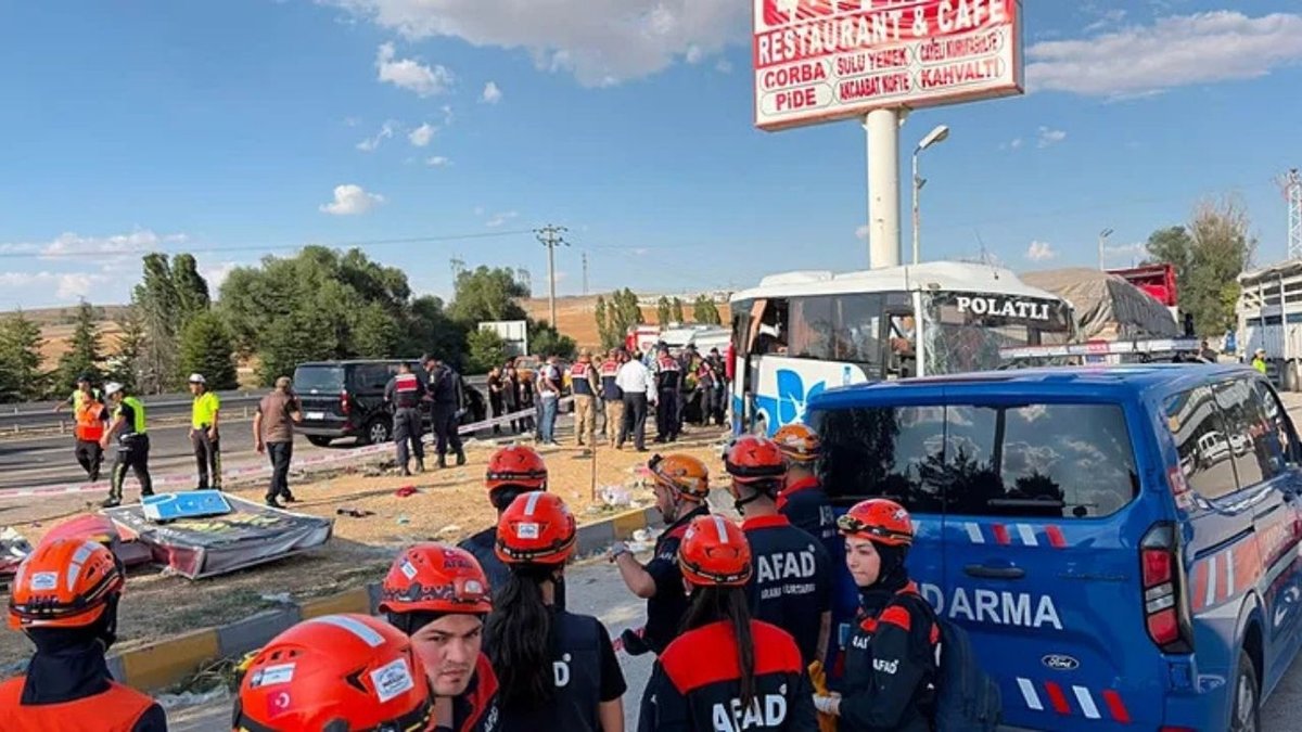 Ankara’da Feci Kaza: Hafriyat Kamyonunun Çarptığı Midibüs Takla Attı, 2 Ölü 25 Yaralı