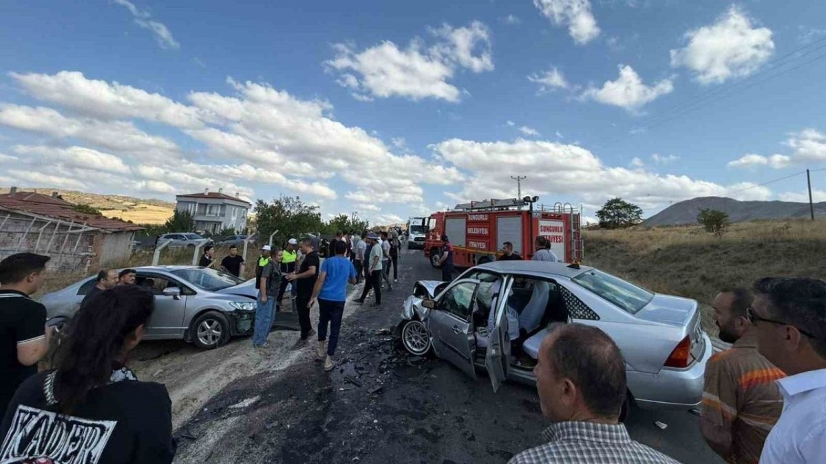 Çorum’da İki Otomobil Çarpıştı: 7 Kişi Yaralandı