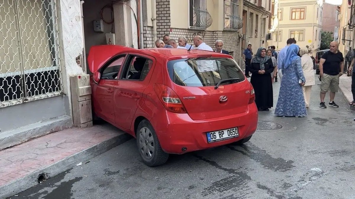 Beyoğlu’nda Düğün Konvoyunda Kaza: Otomobil Binaya Çarptı